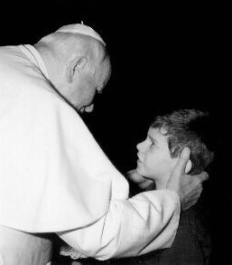 Il Santo Padre parla con 
un giovanissimo Werlen.